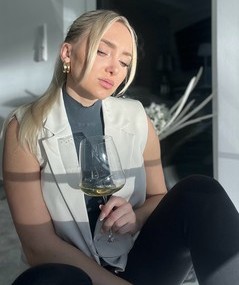 Nikola Halina mit einem Glas Wein
